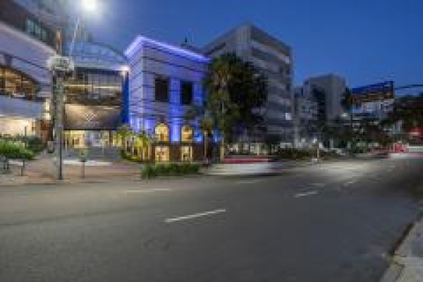 Moinhos Shopping recebe iluminação especial em alusão ao Março Azul 