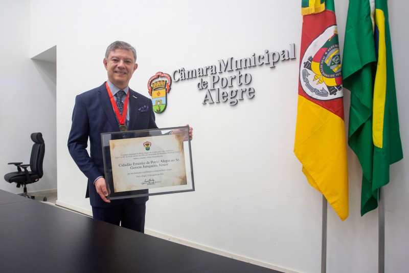 Presidente da AMRIGS recebe título de Cidadão Emérito de Porto Alegre