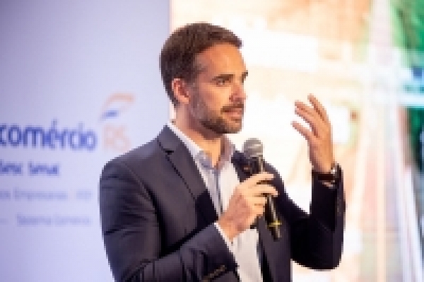 Eduardo Leite faz avaliação do governo em primeira edição do Fecomércio-RS Debate em 2026