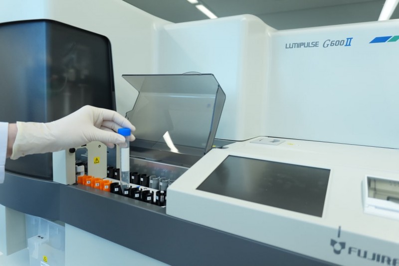 Hospital Moinhos de Vento é o primeiro do país a disponibilizar exame de sangue aprovado pela Anvisa para a investigação do Alzheimer