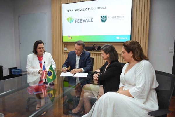 Escola de Aplicação Feevale lança programa de dupla diplomação em parceria com instituição dos EUA