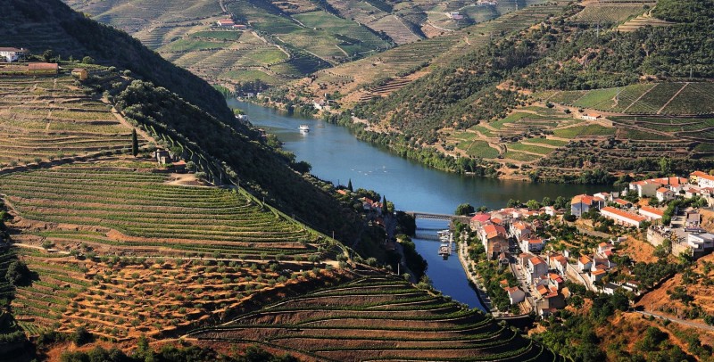 Rede Bourbon sorteia três viagens para o Alto Douro, em Portugal, no Dia dos Namorados