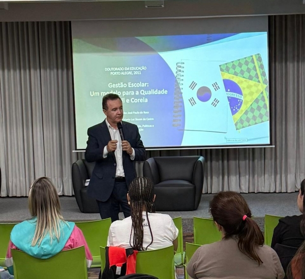 Reitor da Universidade Feevale ministra palestra sobre gestão escolar
