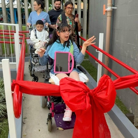 Casa de Saúde Menino Jesus de Praga e Kinder inauguram rampa de acesso para pessoas com deficiência