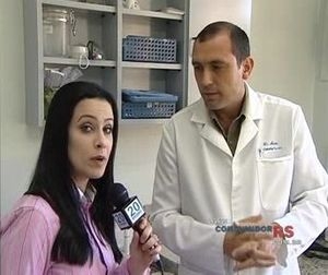 Jornalista Renata Appel entrevista o odontólogo Mário Silveira de Souza